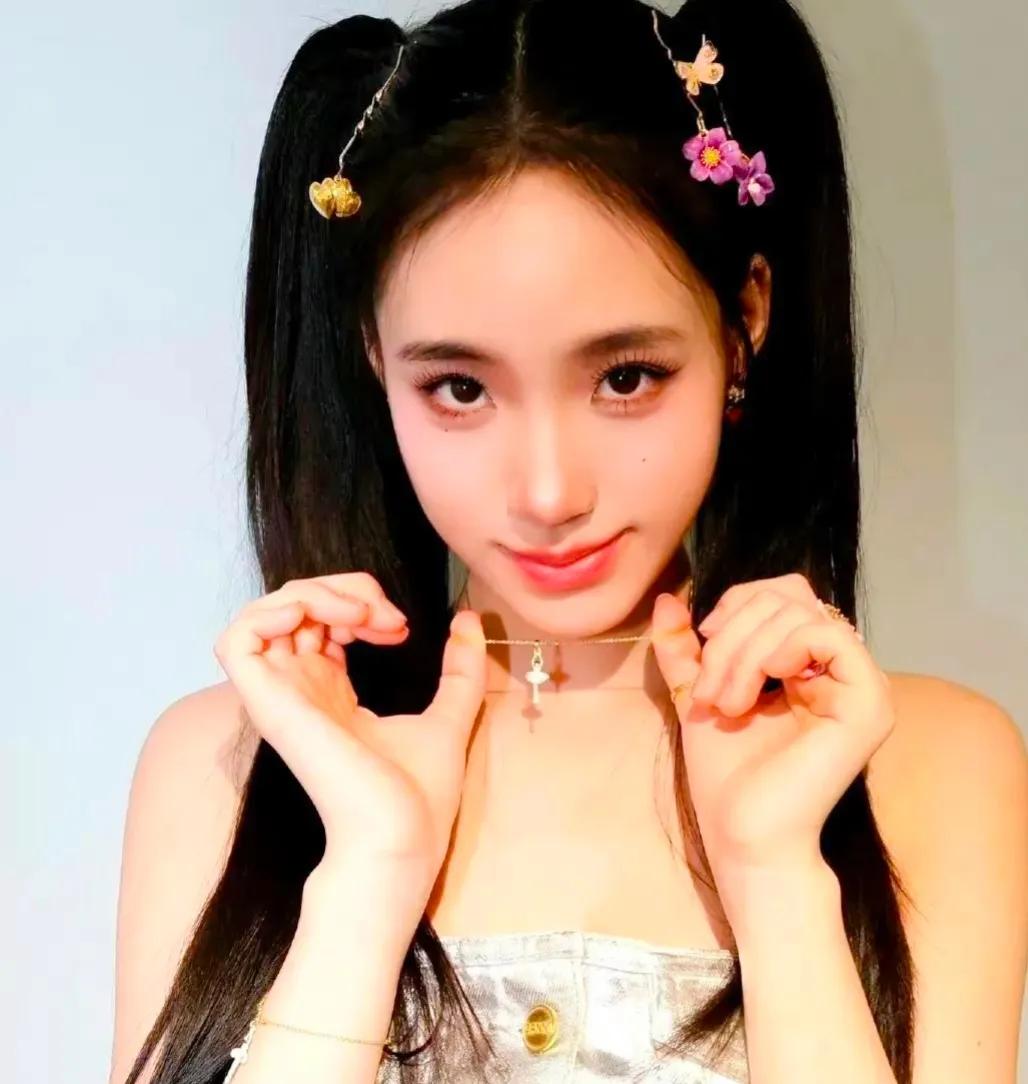 在璀璨夺目的时尚界，小S的掌上明珠——许韶恩，如同初升之星，轻轻接过了品牌递来的