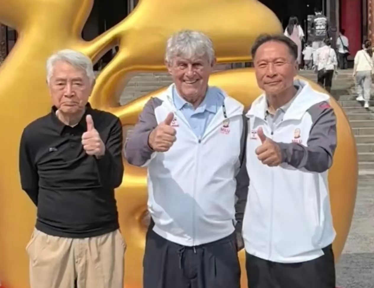 这么多年过去，米卢依旧没有放下中国足球。米卢为中国足球烧香祈福米卢称中国足球再进