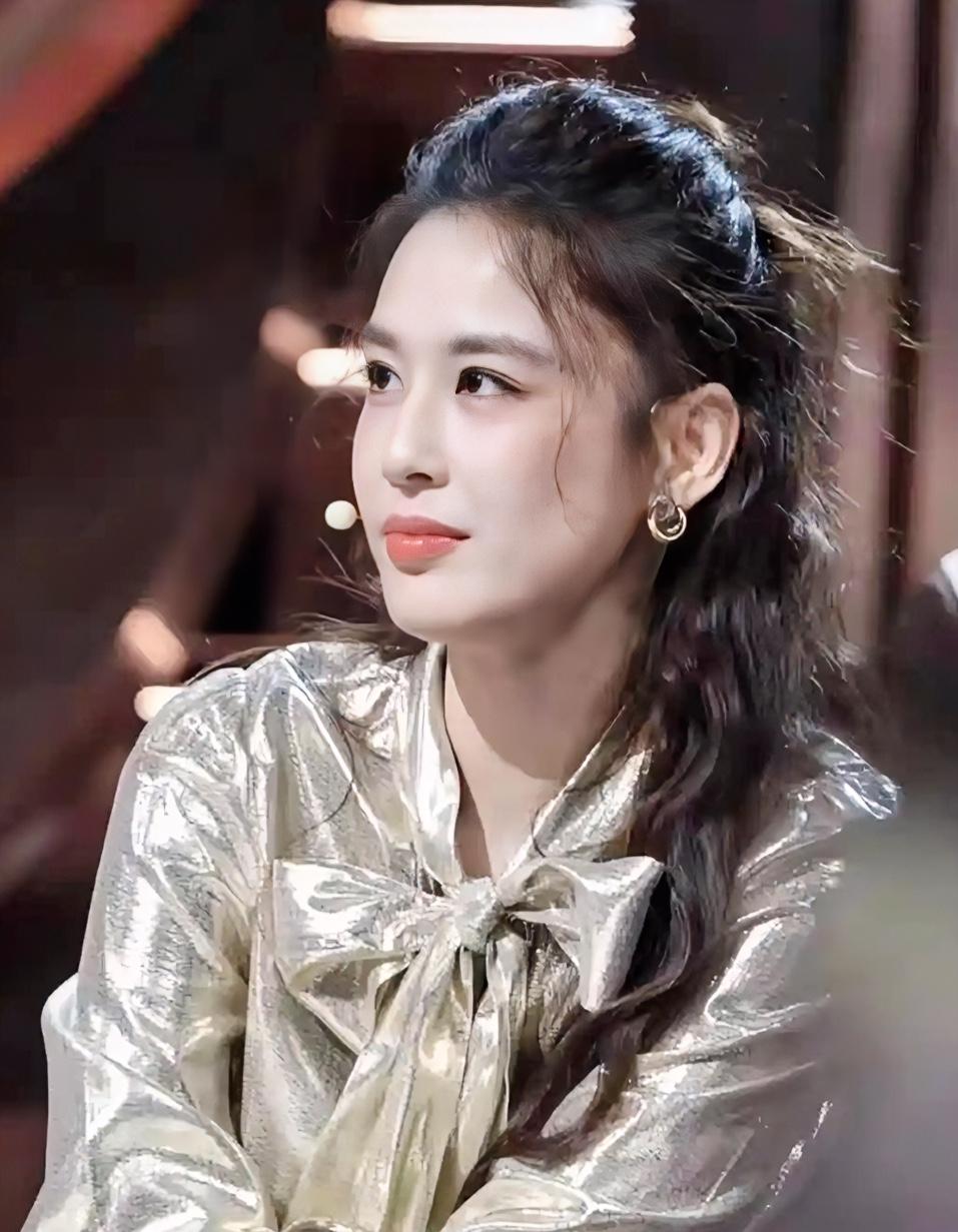 1月29日黄圣依现身泉州九日山，低调出席短剧《其实不是重逢》开机，状态嫩得像大学