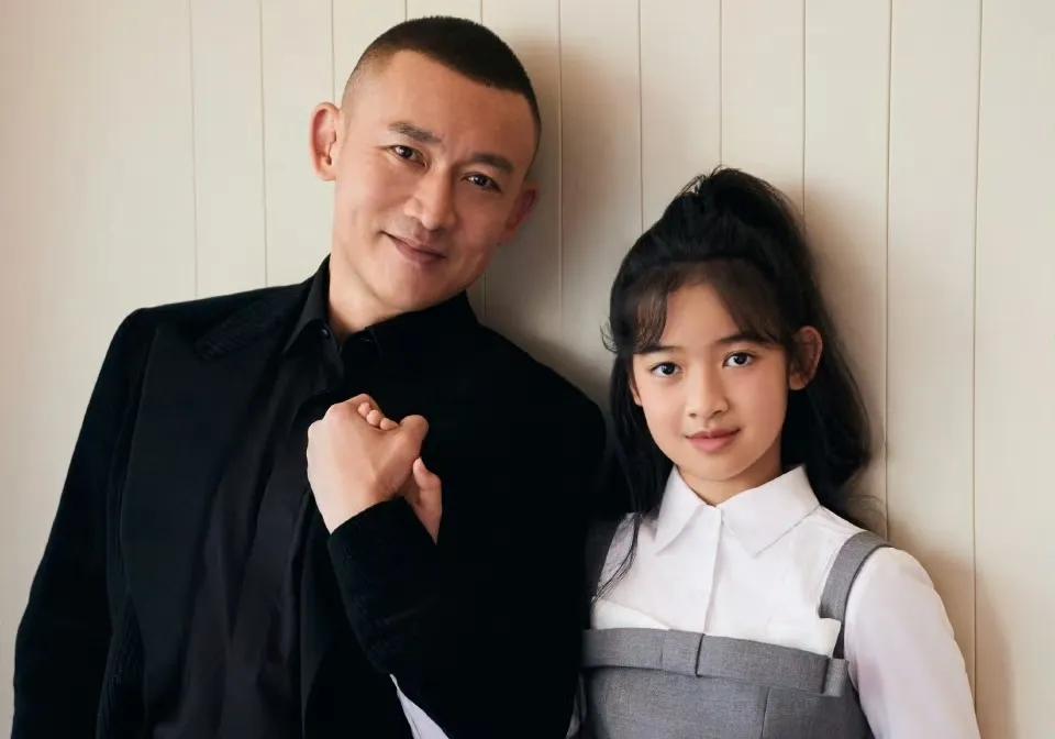 聂远真宠女儿，下雨天气不好，可以不用去学校，网友：我也想要同款爸爸！

聂远在和