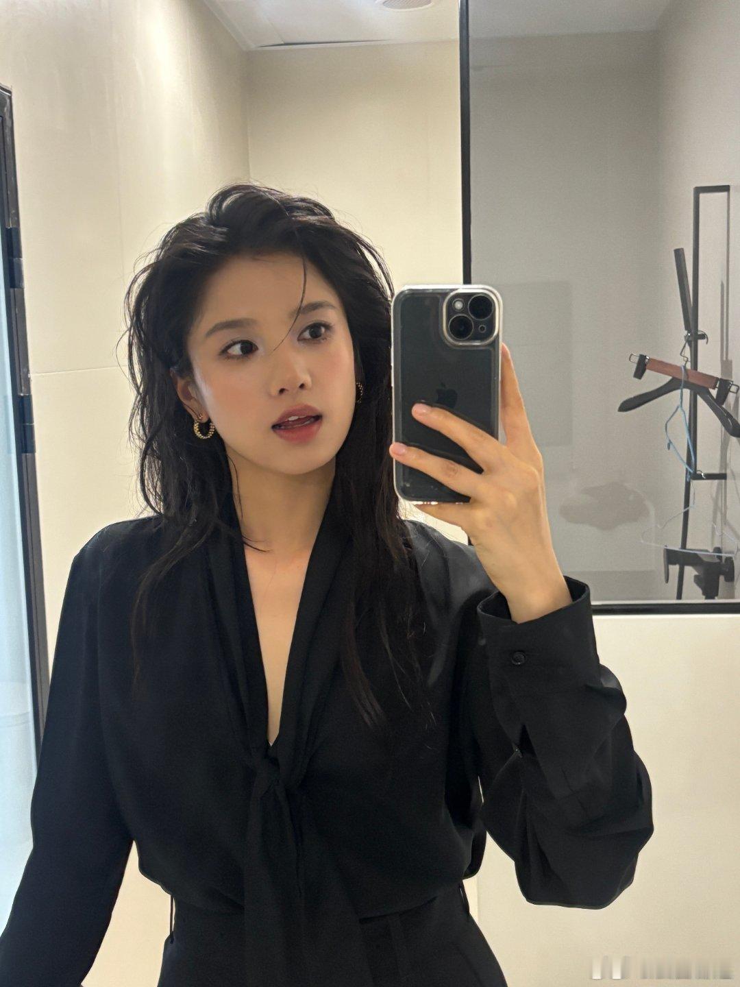 张婧仪好灵啊 张婧仪剧里质感绝了，比路透还亮眼。没台词时靠神态立住苗靖，小表情里