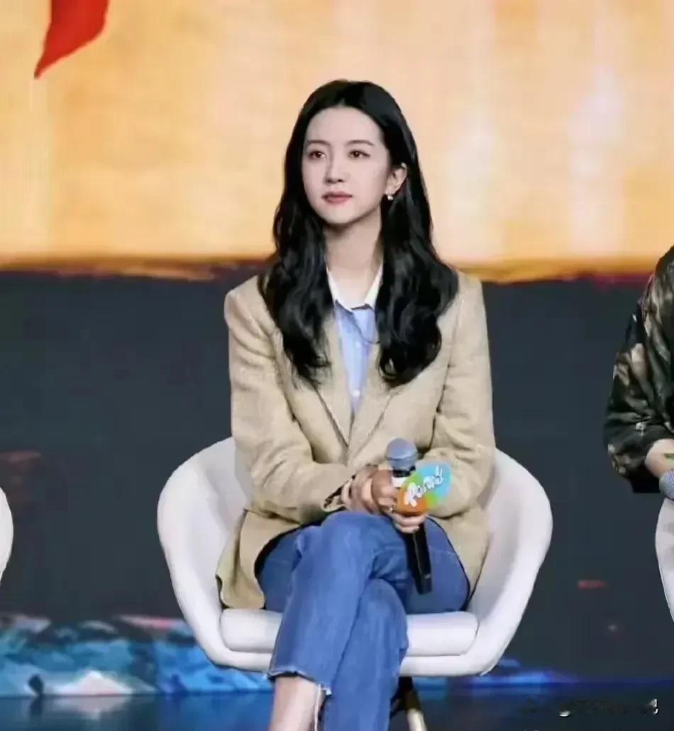 大家猜猜看，
这位清新脱俗女演员，
你认识吗？

好多人都说她不做作，
口碑，风
