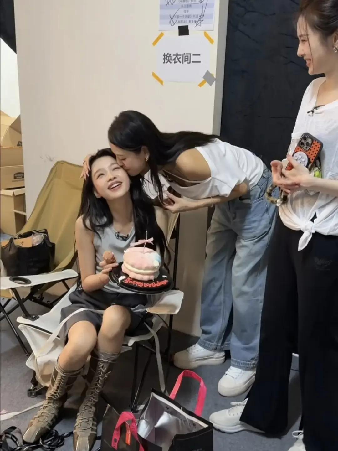 这个孙怡是魅魔来的吧，贴贴魔王，什么时候轮到我