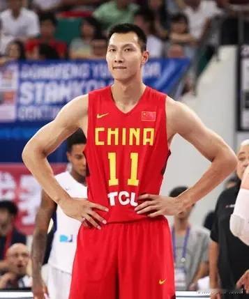 易建联并没有移民美国。

关于他移民的传闻主要有以下几个原因，但都站不住脚：
