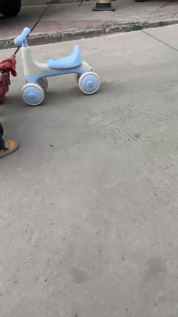 我是快乐的小孩，蹦蹦跳跳真可爱。