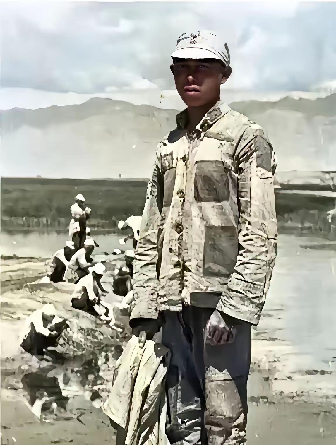 一张八路军真实老照片，照片中这位八路军战士，年龄不大，你看他的军装补丁缝补丁。