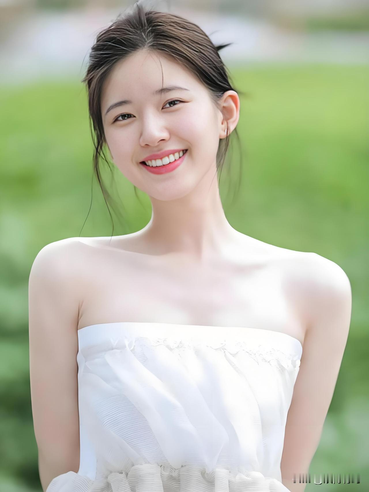 【赵露思的美，是甜进心里的氧气感】
她不是浓颜系冲击力，却用一双笑眼甜化了全网—