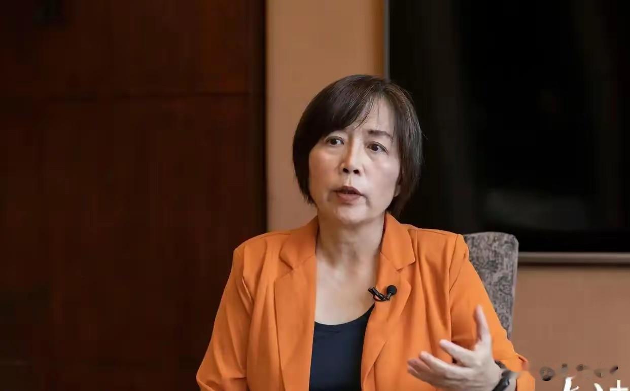 曾几何时，我是很喜欢看黄智贤的节目，把她看作一个敢说真话、一身正气的统派人物。