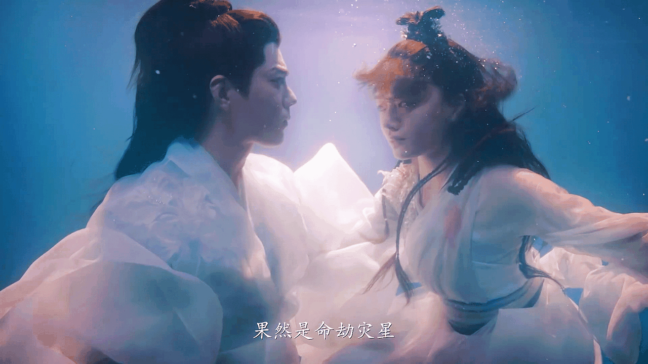 肖战任敏水中吻戏，网友毒评，“肖战被猪啃了”。
水中接吻对于任敏来讲就跟吃饭，喝