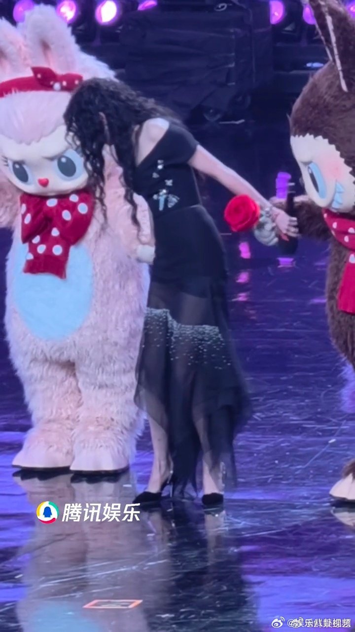 关晓彤高跟鞋卡台上了一点小小的插曲而已，不影响全程闪耀！这身真的好美。关晓彤的妆