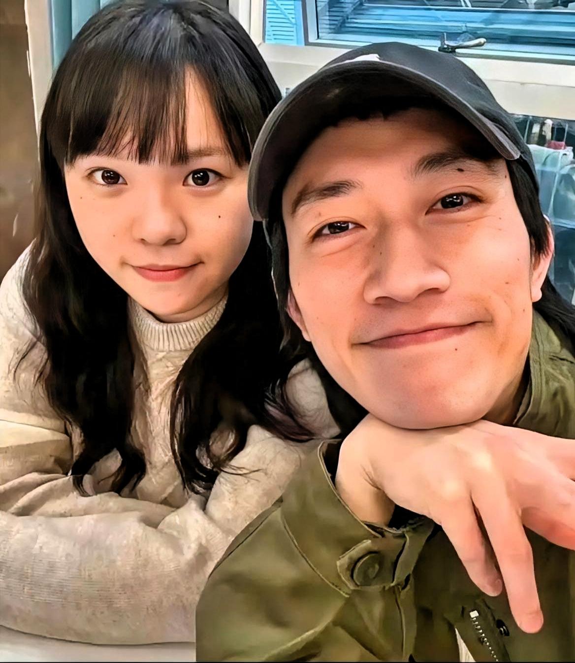 刘西蒙在台上聊妻女，婚戒反着光。月亮组一个帖子，说他巡演睡女乐迷。

我跟你说，