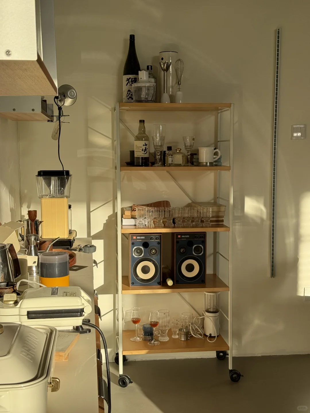 加了轮子后的拉德架样品，妥妥物料周转车