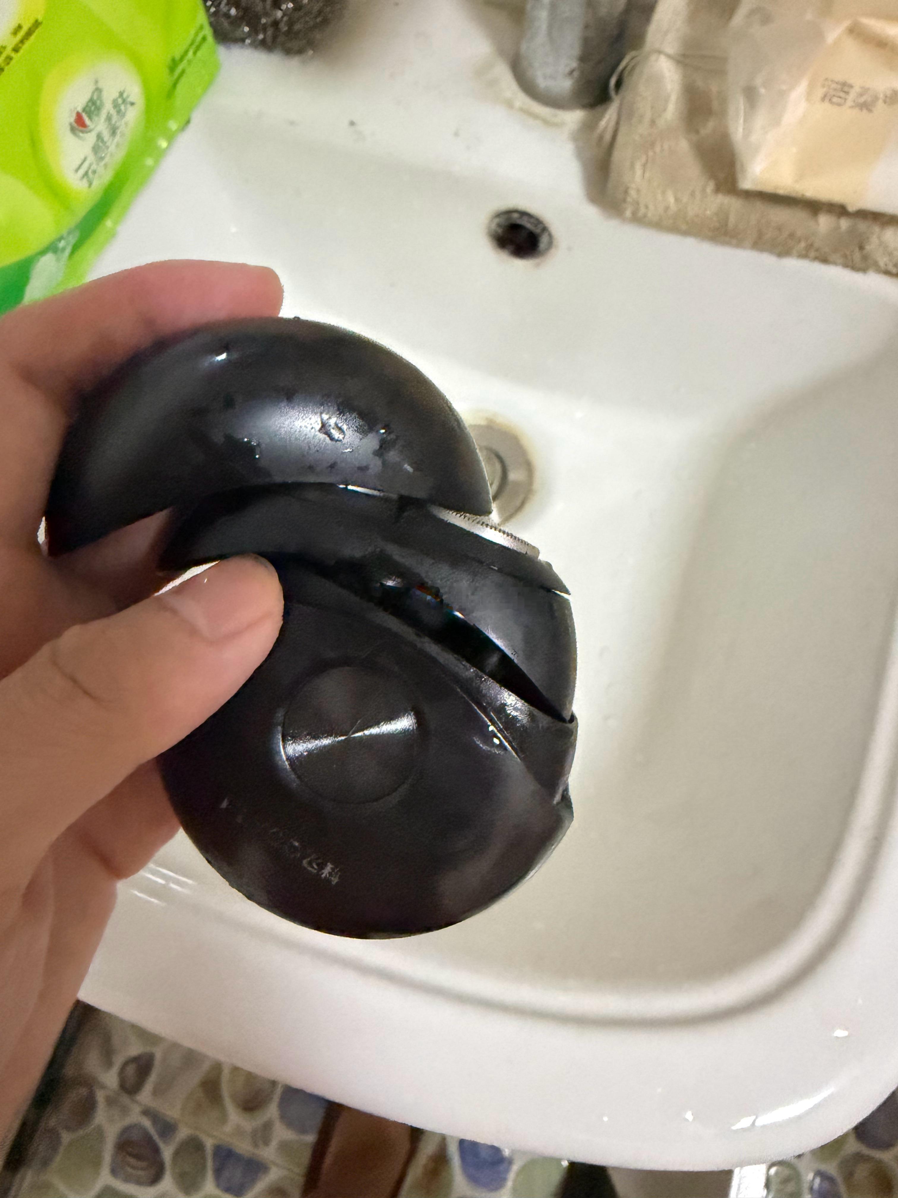 心里好难过啊清理刮胡刀的时候小零件掉到下水道去了[泪][泪]虽然我有好几个刮胡刀
