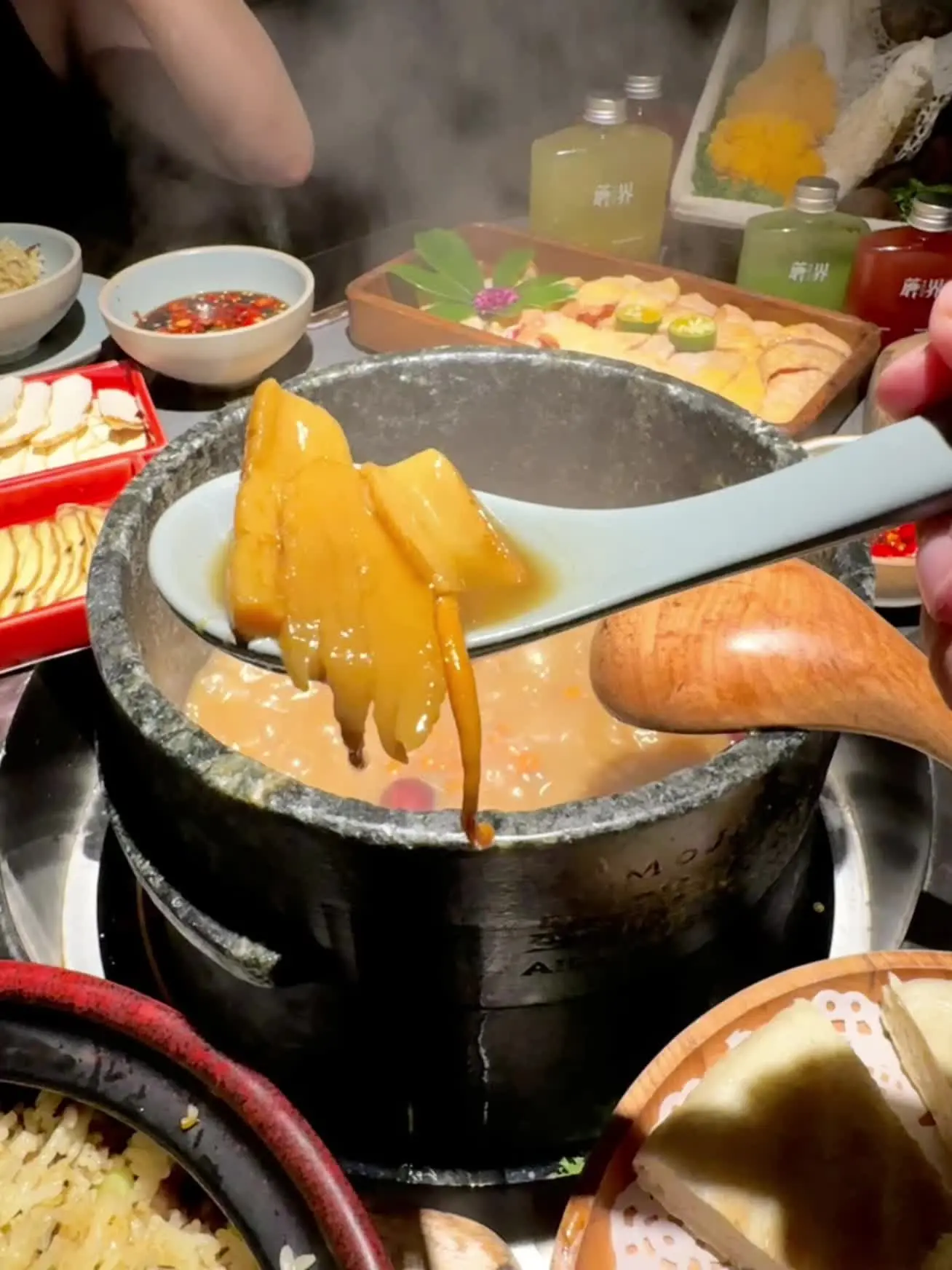 热乎乎的菌菇火锅嘎嘎棒～