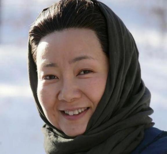 1991年，萨日娜为能分到11平米房子，258元彩礼就嫁给同学潘军。婚后她被嫌弃