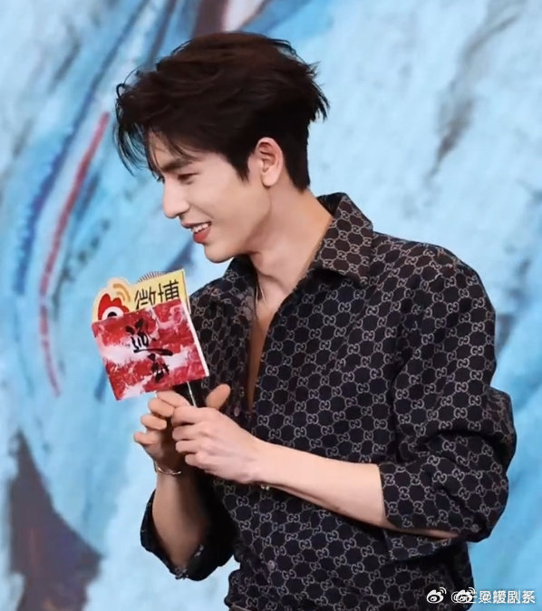 张凌赫夯爆了 张凌赫也太帅了吧！状态满分颜值爆表，自带星光感，这颜值谁看了不直接