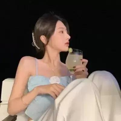 夏日微醺，优雅女神的悠闲时光居家微醺时光 春日微醺仪式感 闺蜜微醺时光 闺蜜微醺