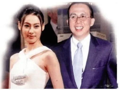 李泽楷大儿子近照曝光，身高超越梁洛施，穿搭向爷爷李嘉诚看齐，网友惊叹教育之道

