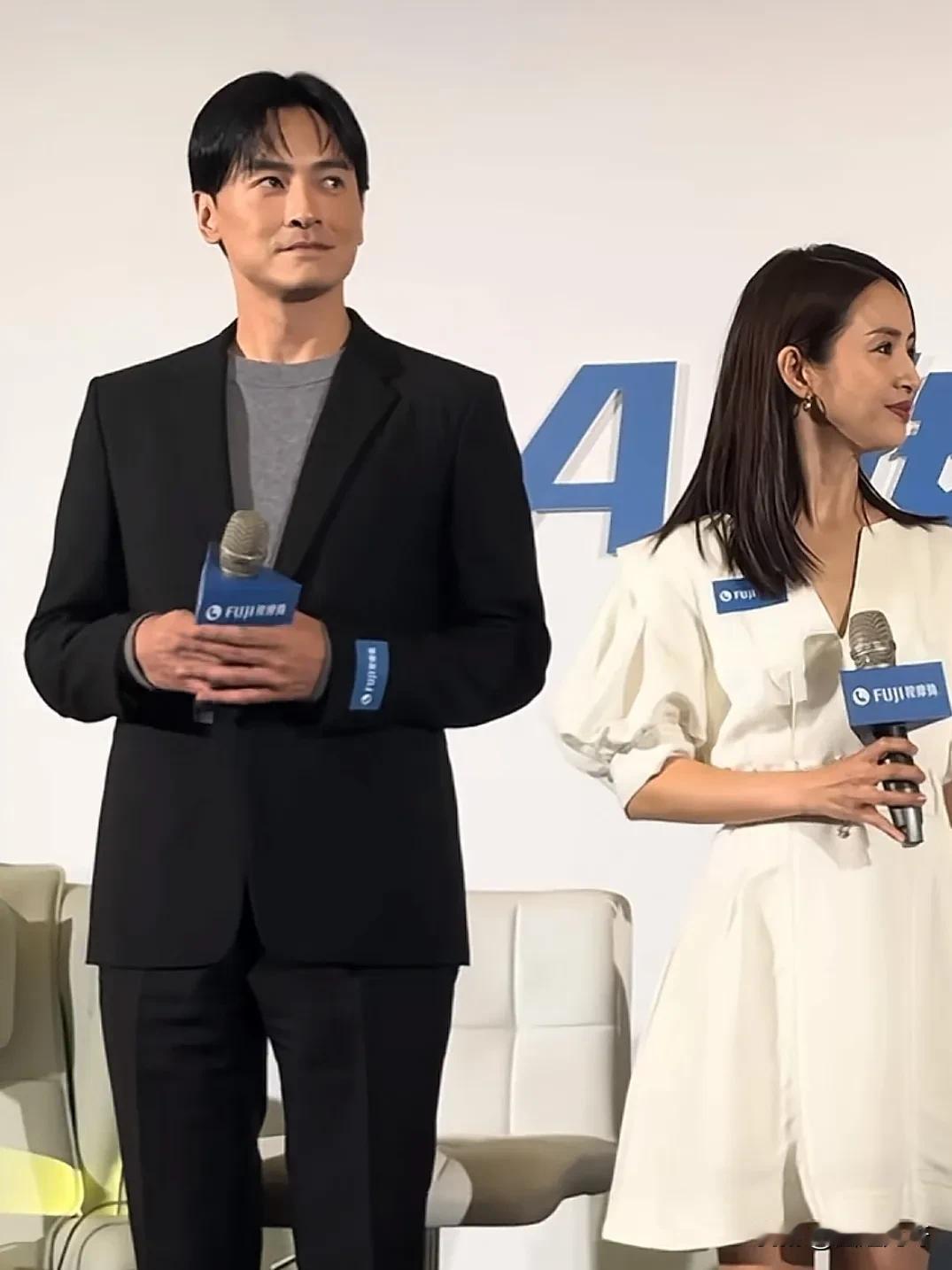 这是多少人的青春啊！郑元畅林依晨时隔多年再同框，一个温文尔雅，一个可爱大方，瞬间