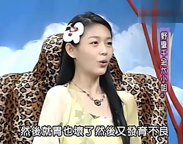 在与大S的恋情中，黄子佼爆料大S吸毒，汪小菲曾说过大S常吃药。
黄子佼被指控骚扰