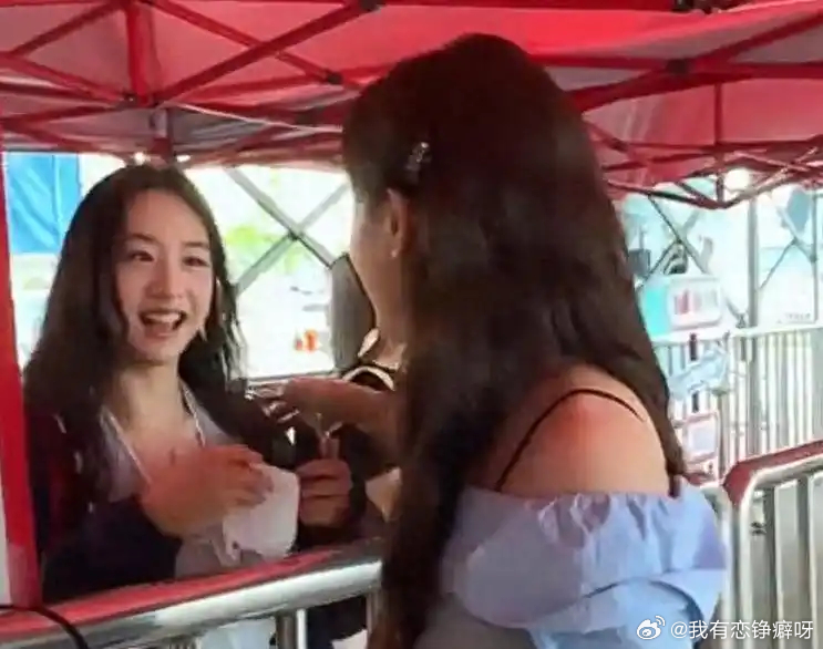 森碟探班浪姐惊呆全场！头小肩宽比例逆天，曾因下巴被嘲如今美到认不出