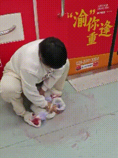 重庆，这个在地铁上吐血后，脱外套擦地的女孩，是个苦命人！才22岁，就身患ANCA