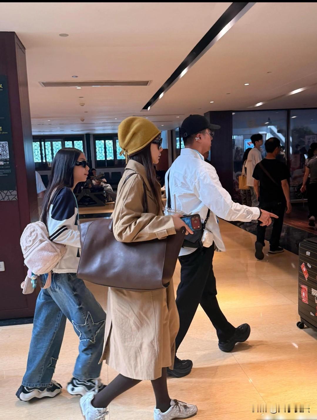 网友乌镇偶遇戚薇一家三口，11岁lucky好漂亮，完美复刻妈妈身材颜值 ​