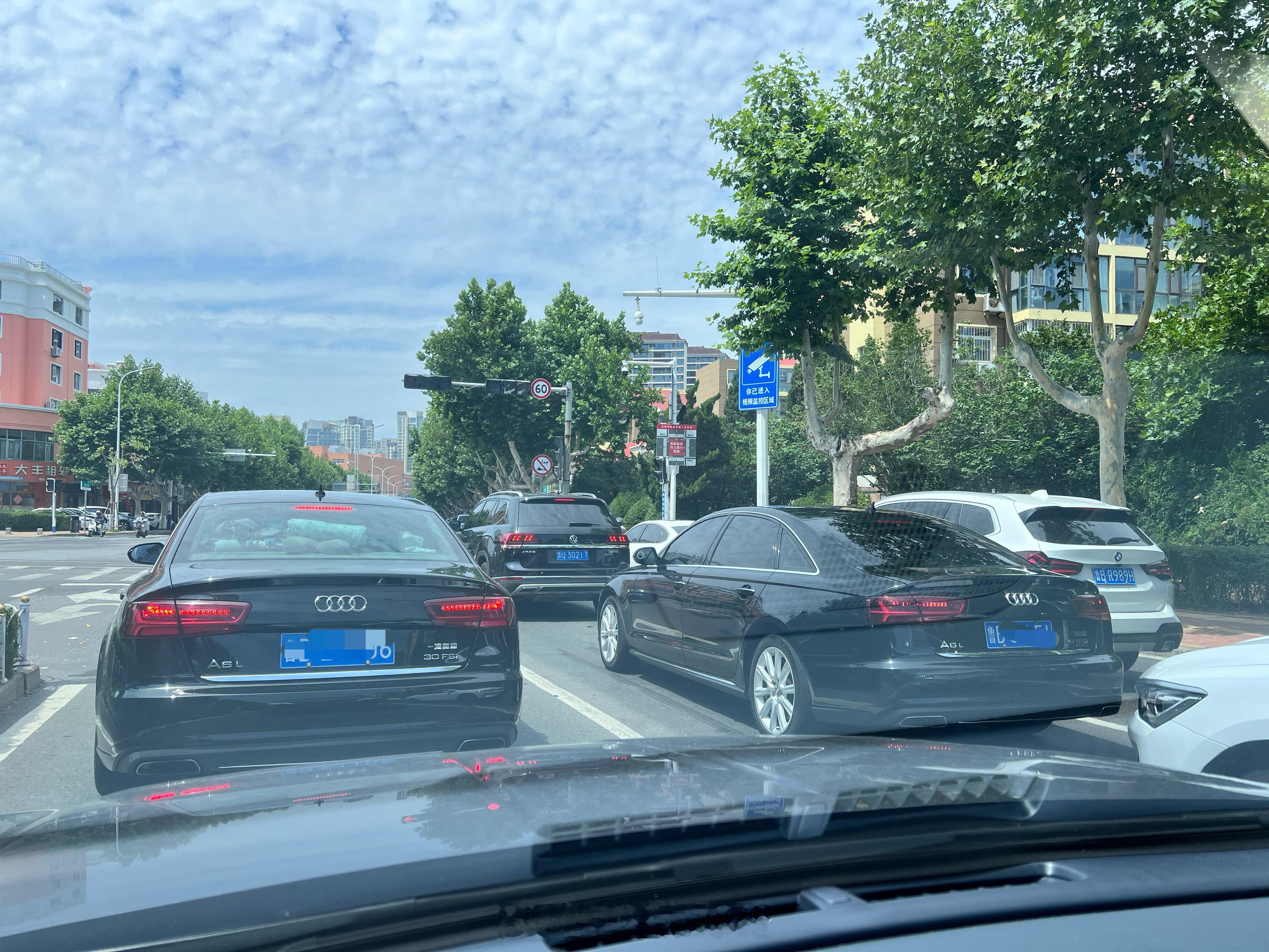 路上遇到了两台A6L，瞪大眼睛一看，吼～一个30、一个50大v聊车我与汽车的日常
