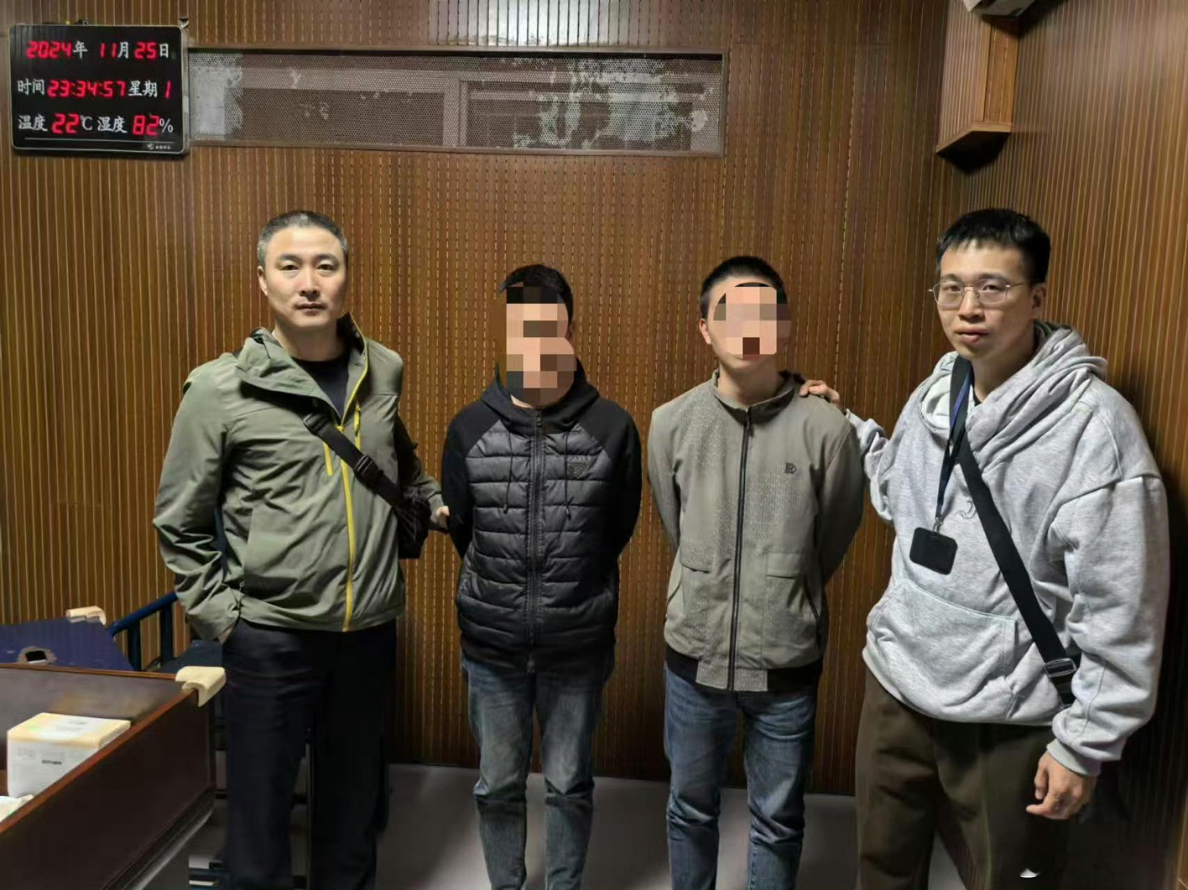泉州两名男子砸车窗偷酒被警方抓获  “警察同志，昨晚我车窗被砸了，车内的两箱酒都