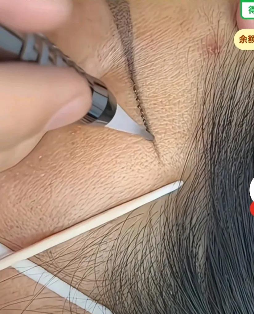 女子去纹眉，她男朋友直接指挥老板说，纹到手指的这个位置，好了好了，
到了头发根这