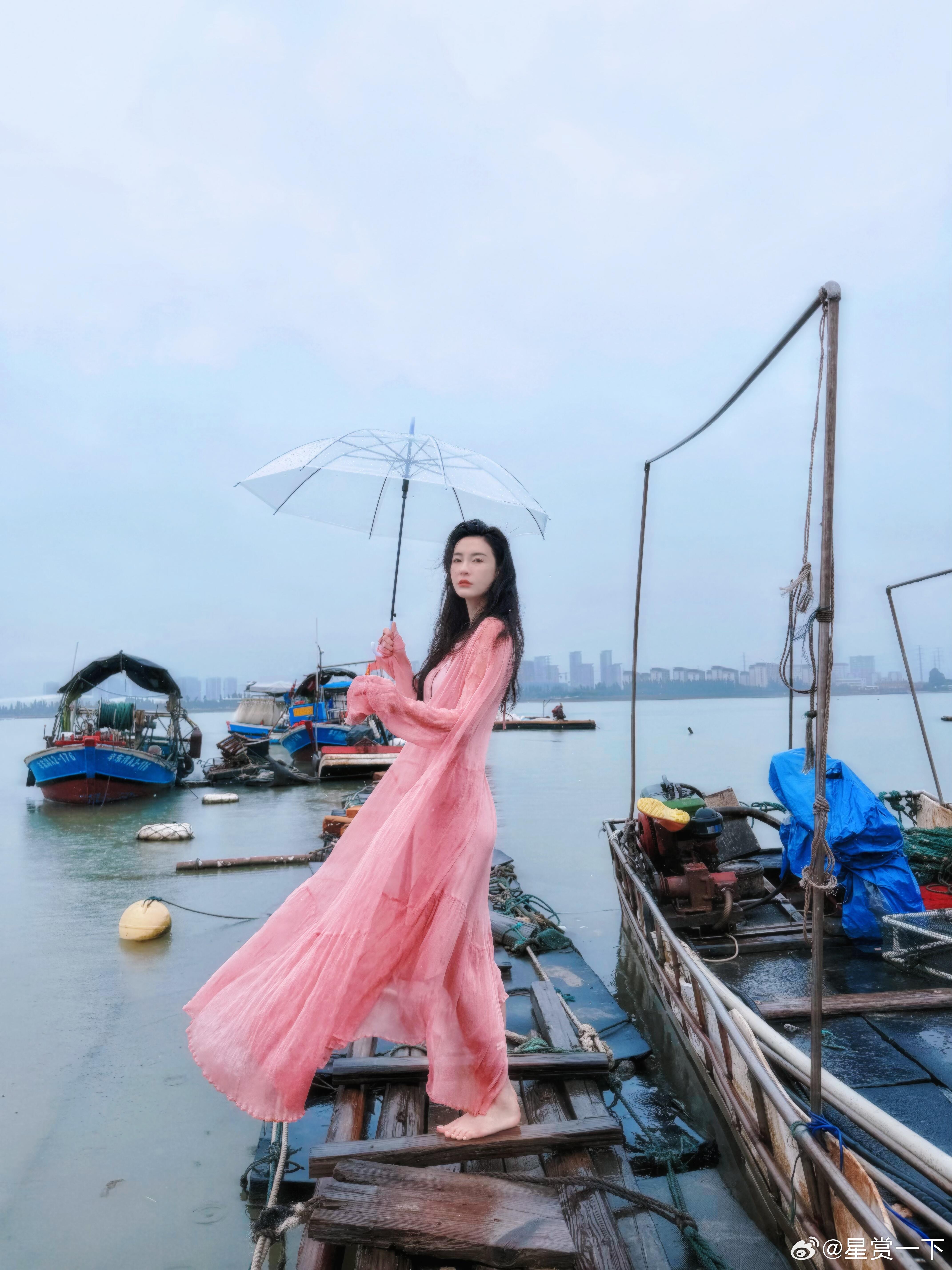 孙晶晶泉州淋雨出片 