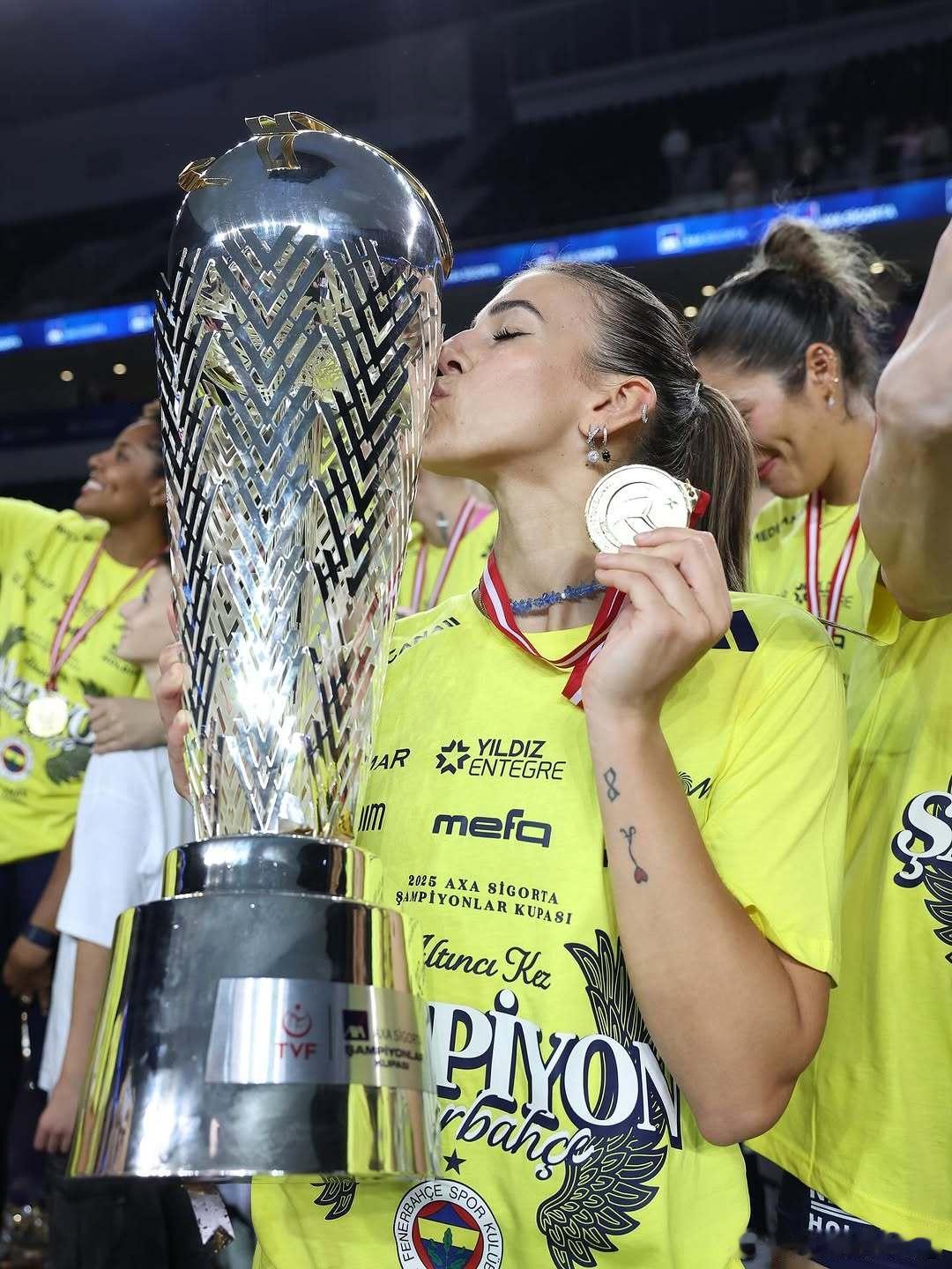 🏆 阿莱西亚.奥罗身披费内巴切战袍赢得了首个冠军📌 这是奥罗在俱乐部比赛中，