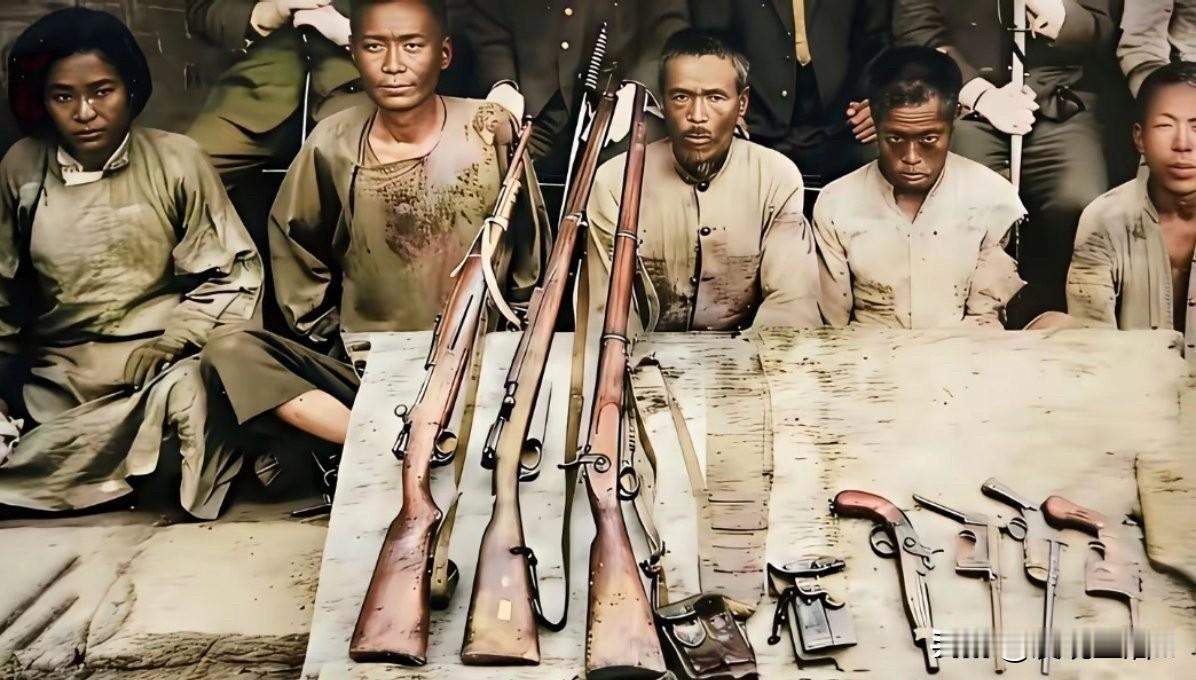 照片中，几位被俘的东北抗日联军战士尽管衣衫褴褛，在日寇寒光闪闪的刺刀下，在死亡的