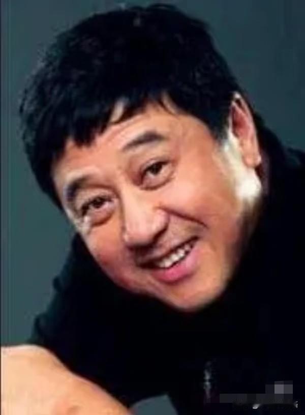 叶大鹰是叶挺将军的孙子，
年轻时候得病瘫痪，
老婆姜南直接辞了工作，
一心一意伺