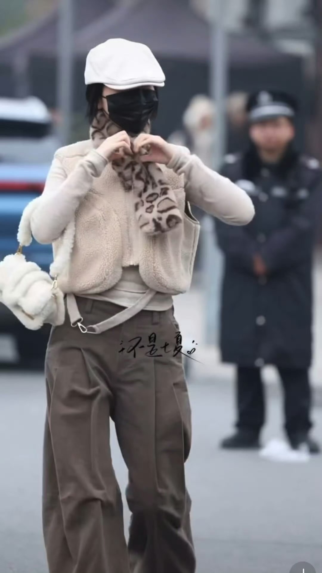 虞书欣奶茶色系穿搭，我那穿搭满分的可爱学姐今天毛茸茸的好可爱！ 