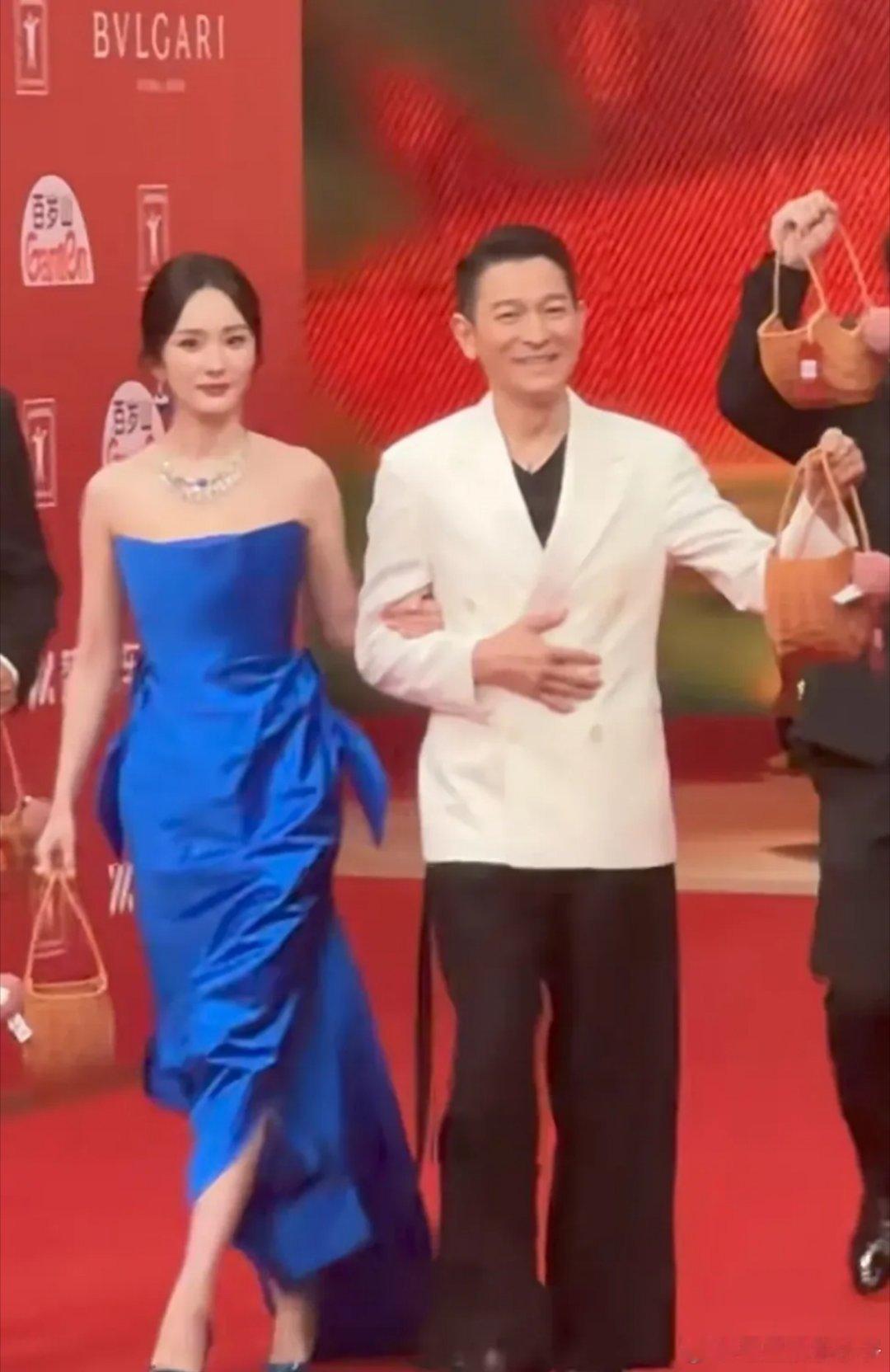 杨幂情商是真高啊，不光把大鹏、刘德华都捧得乐开了花，还是两部电影红毯唯一一抹亮色
