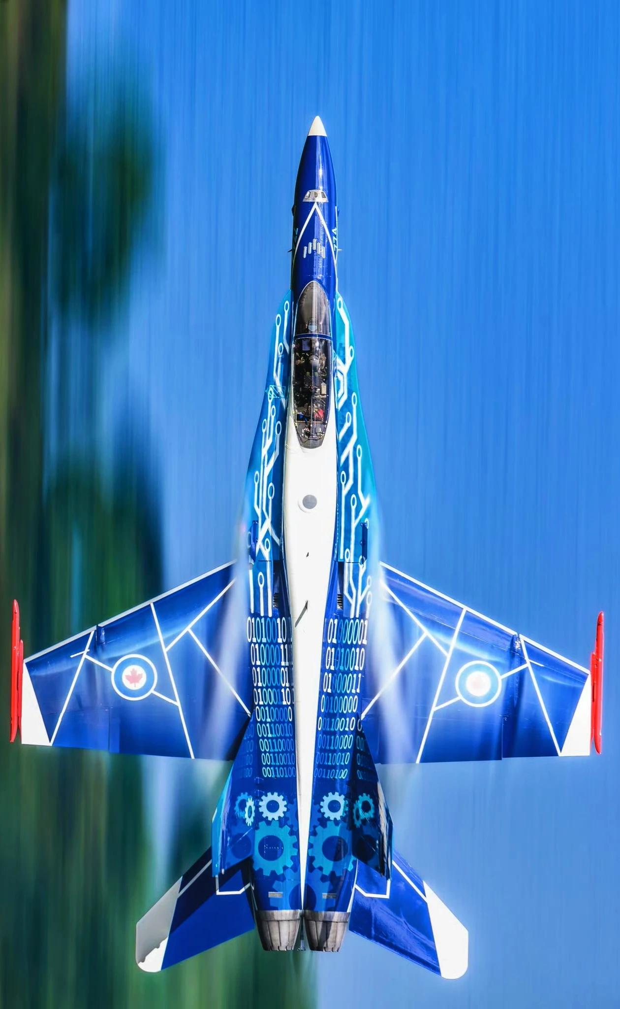 加拿大🇨🇦空军CF-18表演队涂装机屏保高清图……
#武器美学# 
#唯美军
