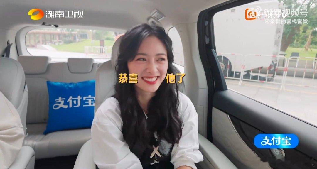 沈月这真是来干活的亲爱的客栈 前一秒还不服发小当老板，下一秒抹布手套焊手上，老板