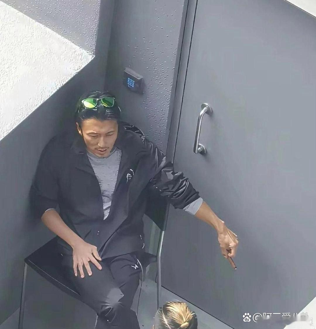 这张旧照，怕是谢霆锋花多少钱都想彻底删掉 