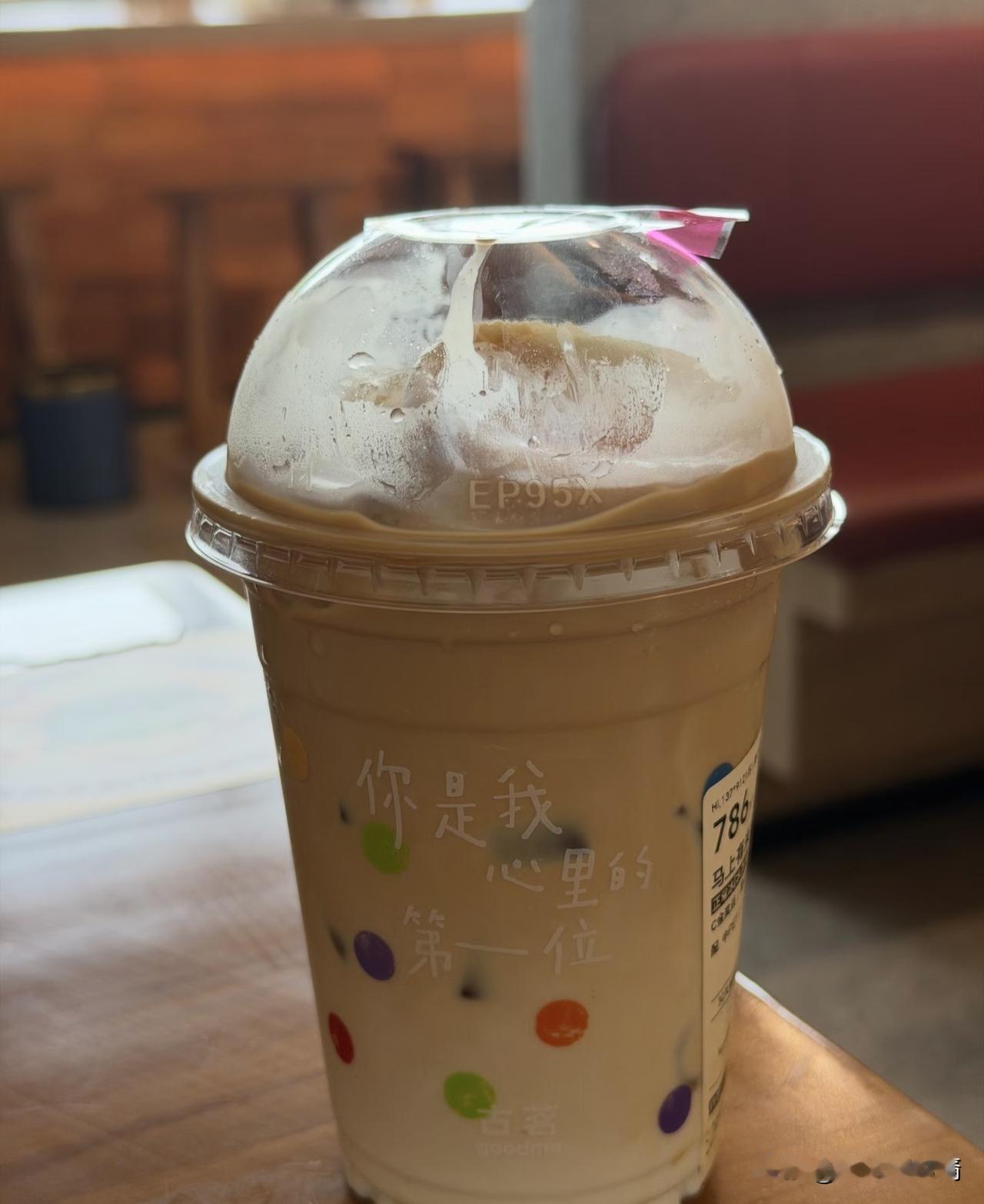 如何看待“秋天的第一杯奶茶”？
昨日立秋，朋友之间有人又玩起了“秋天的第一杯奶