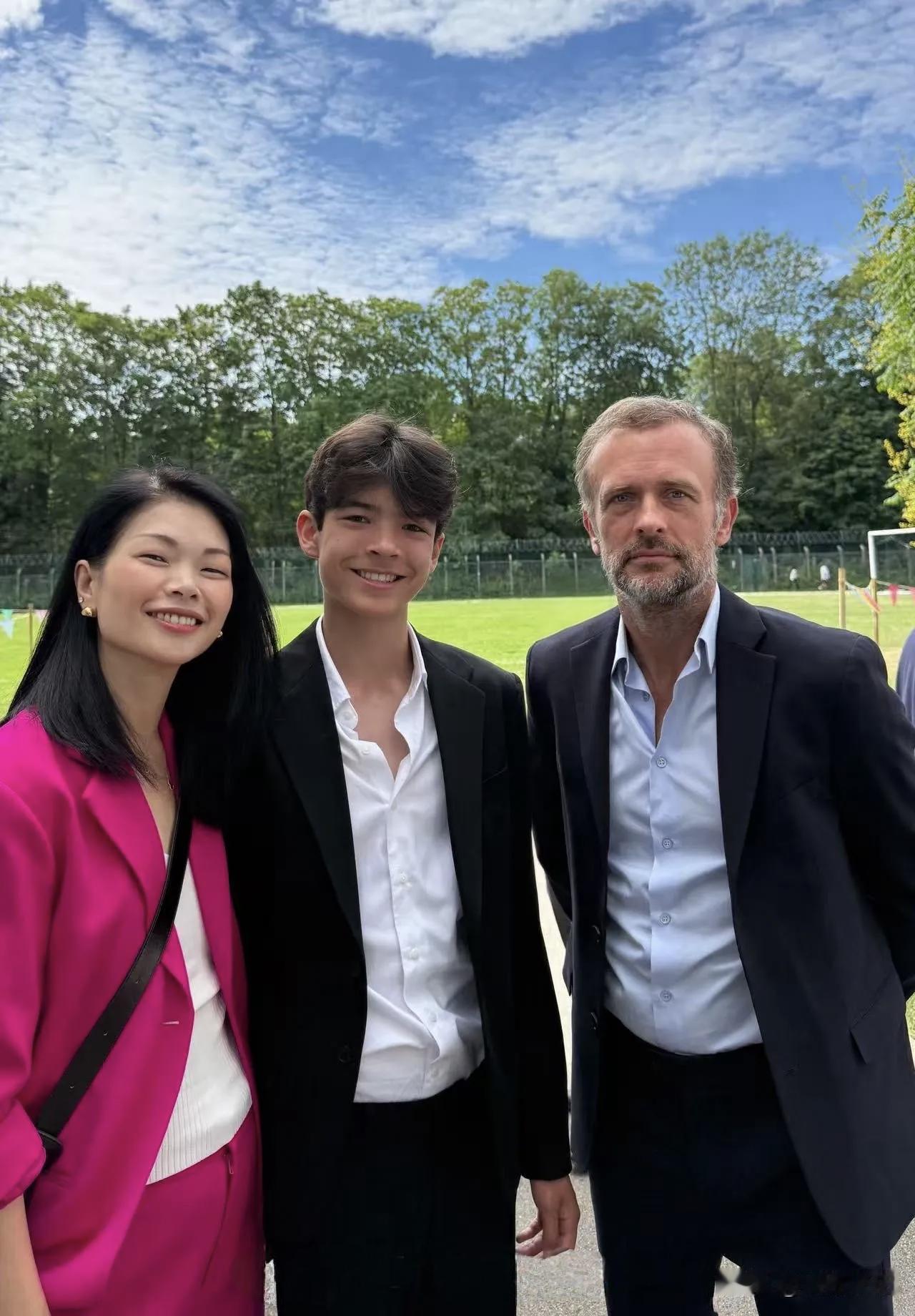 7月1日，初代国际超模吕燕在社交平台分享儿子Arthur初中毕业的珍贵时刻，法国