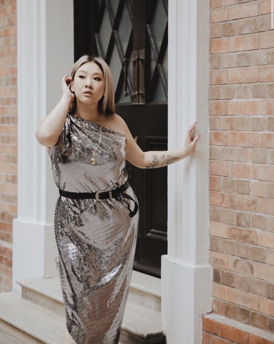 香港疫情比较严重，很多市民都留在家中，也包括不少艺人，其中郑欣宜就趁着在家中休息