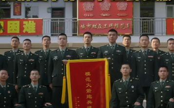 时隔四年，他们终于穿上常服，拍下这张来之不易的连队大合影！

很多人不理解，不就
