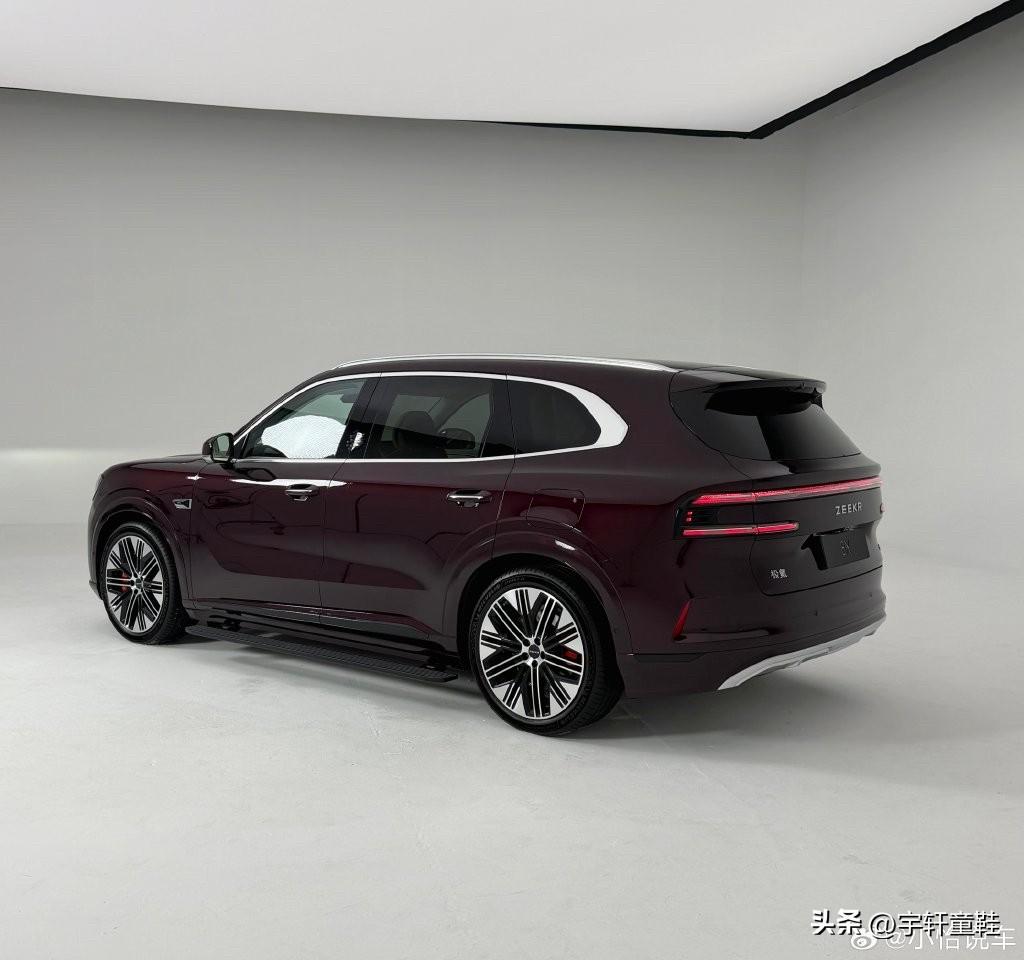 极氪8X应该是吉利系近两年来设计最好看的车型了吧？
相比它大哥极氪9X，个人感觉