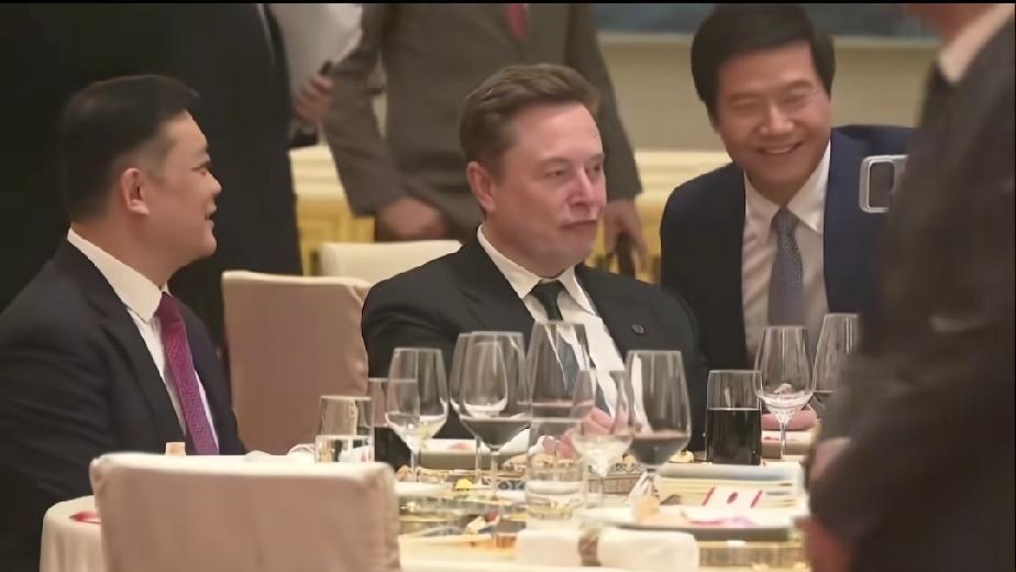 “大雪压青松，青松挺且直”。华为能够以一敌多，愈挫愈勇，越战越强。这就是任正非先