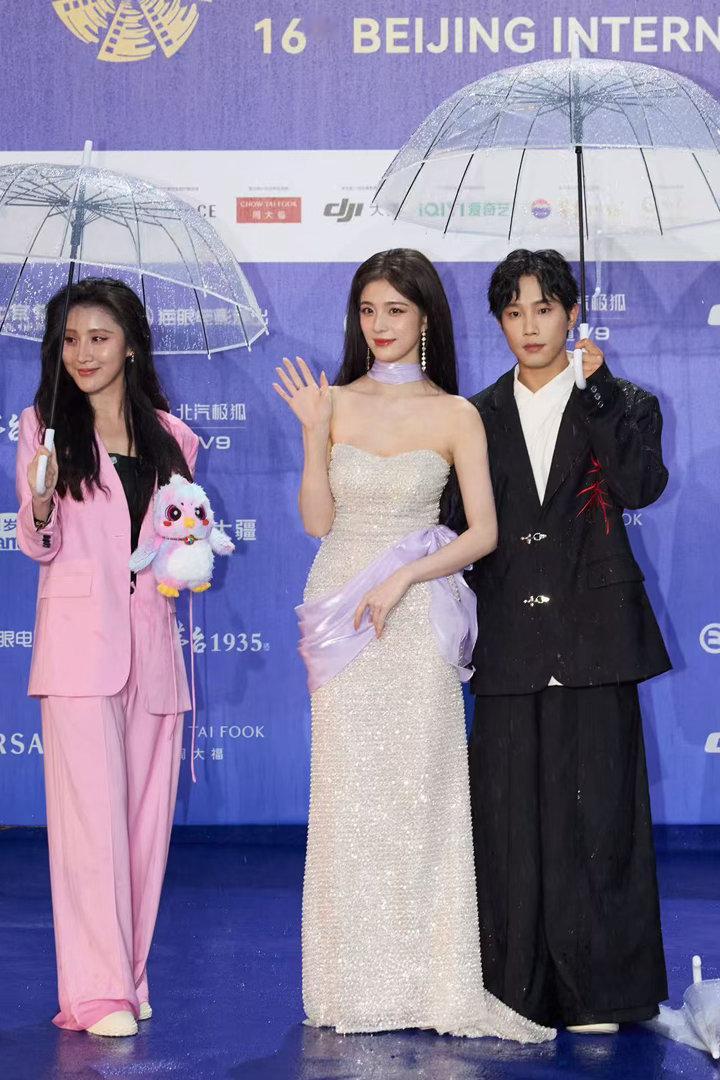 钟丽丽被雨淋了 红毯上出现小意外，有人会慌，有人会尴尬，但钟丽丽选择用笑回应。雨