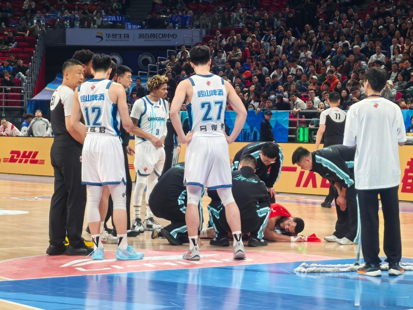 北京男篮vs青岛男篮威瑟斯庞疼的直拍地，非常痛苦，应该是扭到膝盖了，最后只能单腿
