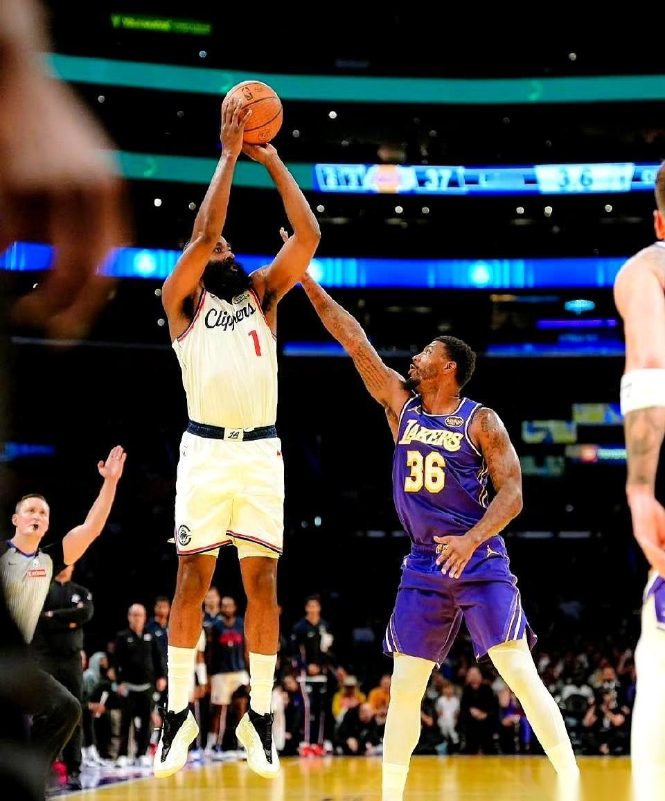 最扎心的数据，不是他拿了全队最高的29分，也不是他拼了37分钟。
是当他下场喘口