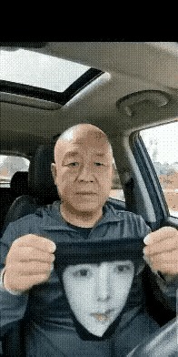 上海街头最近出现了一个让人头皮发麻的场景。一位光头大汉戴上硅胶仿真头套，瞬间变成