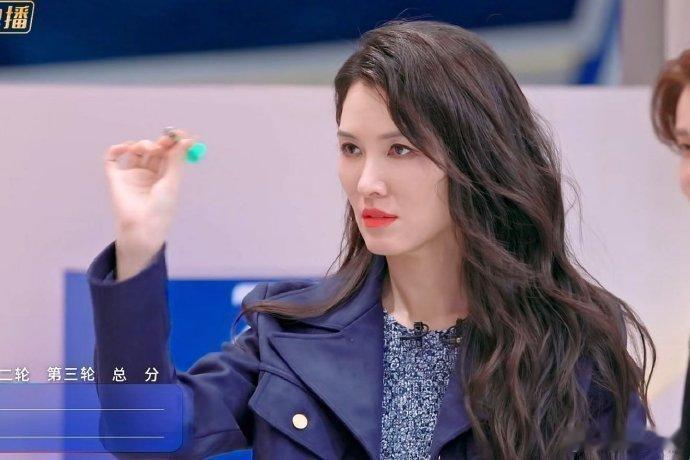 徐洁儿一公不是垫底《乘风2026》一公舞台上，徐洁儿主动补位和声，细腻处理每个音